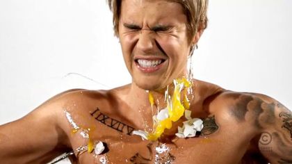 Teaser_ht_justin_bieber_comedy_central_roast_egg_jc_150217_16x9_992