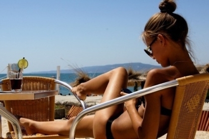 Teaser_21877-girl-tanning-on-the-beach