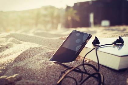 Teaser_beach-black-book-bubbles-day-ear-buds-favim-com-55145