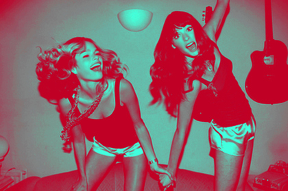 Teaser_blue-cute-dancing-fashion-friends-favim.com-124271