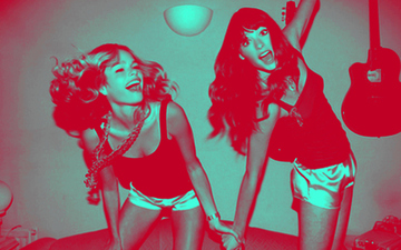 Thumb_blue-cute-dancing-fashion-friends-favim.com-124271