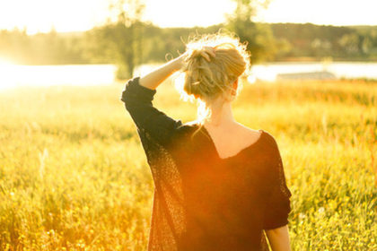Teaser_black-jumper-blonde-girl-grass-h3rsmile.tumblr.com-hair-favim.com-105821