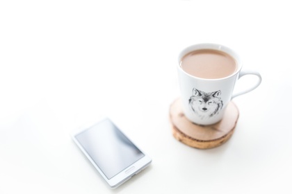Teaser_coffee-mug-smartphone-desk-large