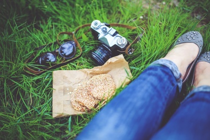 Teaser_food-woman-camera-girl-large