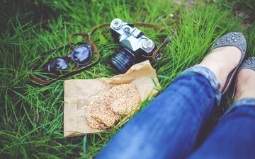 Thumb_food-woman-camera-girl-large