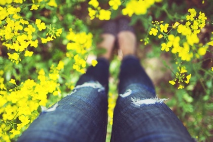 Teaser_woman-legs-flowers-summer-large