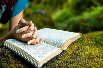 Teaser_bible-prayinghands