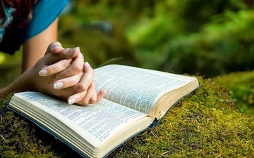 Thumb_bible-prayinghands